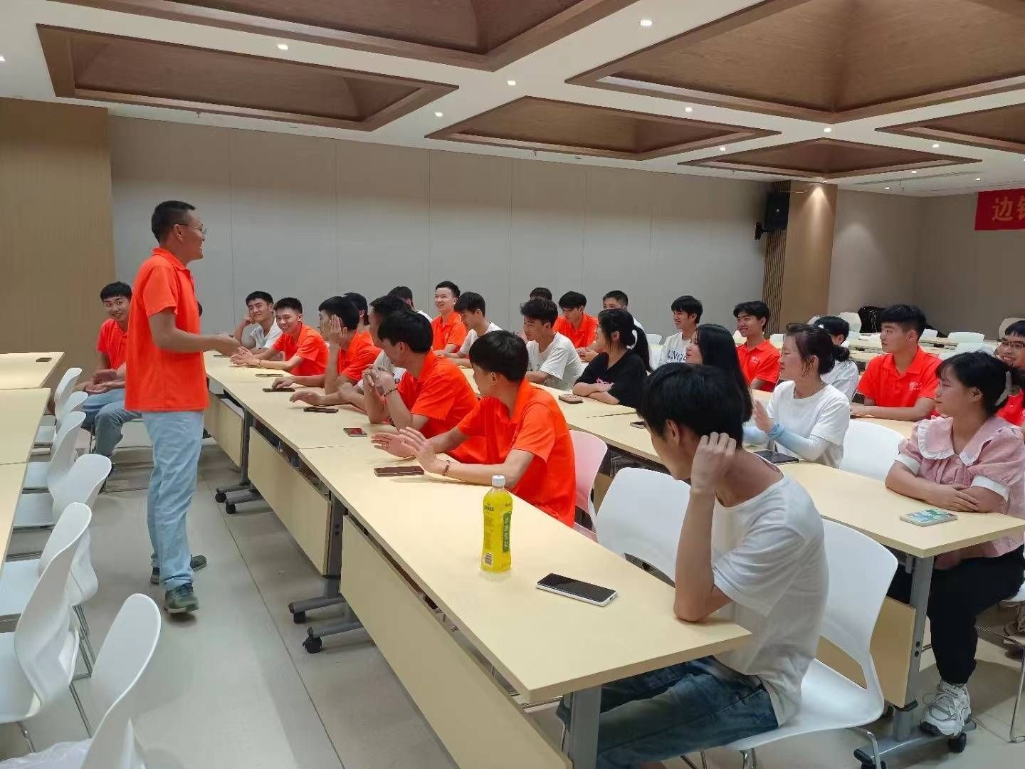 邊鋒工學院第六期飛鷹班座談會圓滿結(jié)束